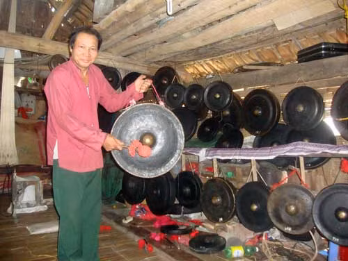 Đội cồng chiêng Đú Sáng do nghệ nhân Bùi Tiến Xô phụ trách.