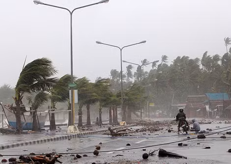 Tại Legaspi vào ngày 7/12, bão tạo ra những đợt sóng biển cao tấn công hệ thống đê chắn sóng của thành phố. Ảnh: EPA .