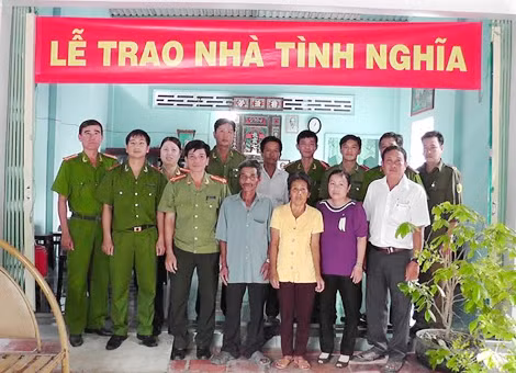 Công an tỉnh Đồng Tháp trao nhà cho gia đình chính sách.