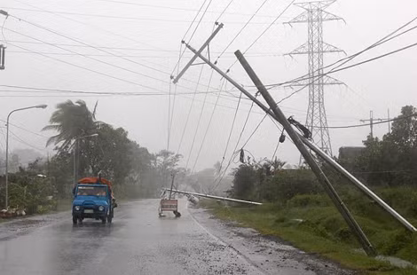 Cơn cuồng phong này đã gây mất điện trên diện rộng và làm gián đoạn 185 chuyến bay tại Philippines. Ảnh: AP