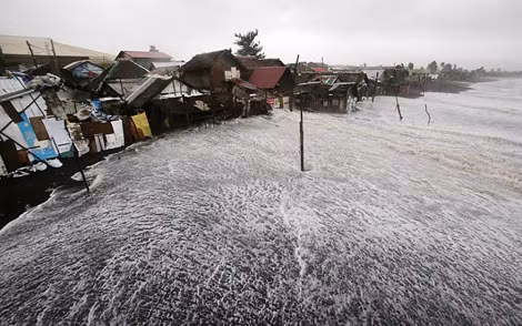 Sóng và gió mạnh đang tấn công vùng bờ biển Legazpi phía đông Philippines hôm 7/12. Ảnh: AP.