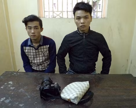 Tình và Bình tại cơ quan Công an.