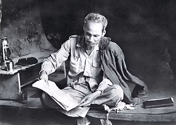 Bác Hồ làm việc trong hang đá ở Việt Bắc, năm 1951. Ảnh: Tư liệu.
