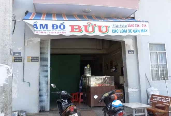 Tiệm cầm đồ, nơi Trang 2 lần mang vàng giả đến cầm cố.