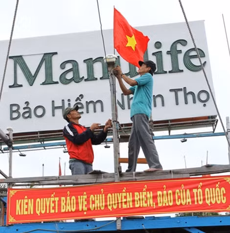 Tàu của thuyền trưởng Lê Văn Chiến thay lá cờ mới, chuẩn bị cho chuyến đánh bắt ở Hoàng Sa.