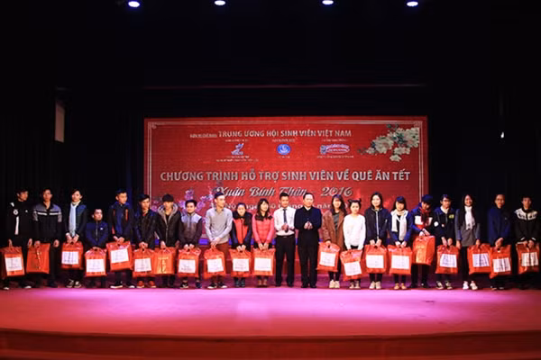 Đồng chí Nguyễn Phi Long, Bí thư Trung ương Đoàn, Chủ tịch Hội LHTN Việt Nam tặng quà cho các sinh viên về quê ăn Tết.