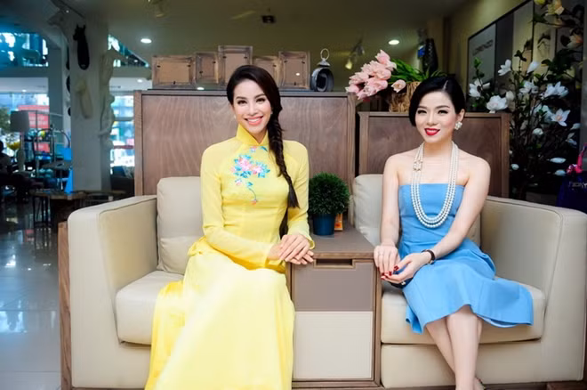 Đồng hành với anh là 2 người đẹp: hoa hậu Phạm Hương, ca sĩ Lệ Quyên.
