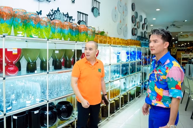 Đích thân ông chủ nội thất Phố Xinh – Dương Quốc Nam tư vấn chọn đồ cho Đàm Vĩnh Hưng.