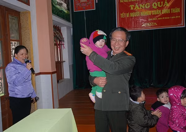 Đại tá Đặng Văn Lân với các cháu bé ở Cô nhi viện.