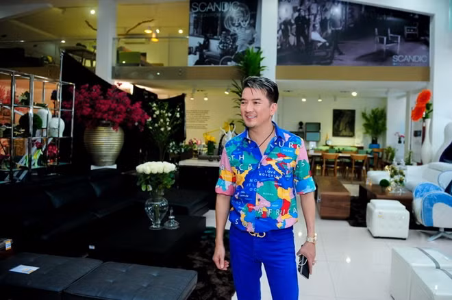Mr. Đàm còn tranh thủ mua sắm nội thất cho dự án kinh doanh mới.