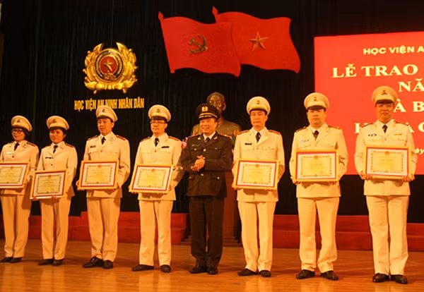 Thiếu tướng, GS.TS Lê Minh Hùng, Phó Giám đốc Học viện ANND tặng Bằng khen cho các nghiên cứu sinh có thành tích xuất sắc trong quá trình học tập, nghiên cứu tại Học viện.