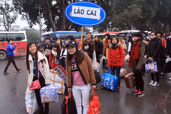 Sinh viên các trường đại học, cao đẳng trên địa bàn Thủ đô phấn khởi lên chuyến xe miễn phí về quê ăn Tết.