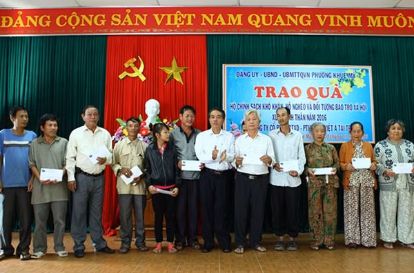 Lãnh đạo Công ty Nam Việt Á trao quà cho người dân phường Khuê Mỹ chiều 30-1.