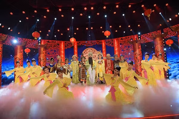 Chốn Cung đình uy nghiêm, lộng lẫy nhưng khán giả nhiều phen cười nghiêng ngả bởi các màn tung hứng của các diễn viên lão luyện.
