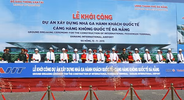 Các đại biểu thực hiện nghi thức khởi công dự án xây dựng Nhà ga hành khách quốc tế - Cảng hàng không quốc tế Đà Nẵng.