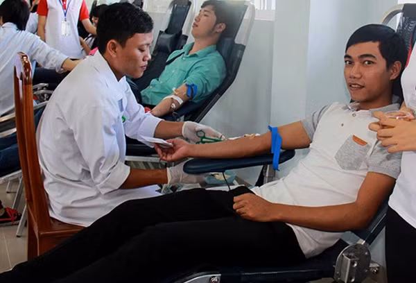 Các tình nguyện viên tham gia hiến máu tình nguyện tại trường ĐH Luật.