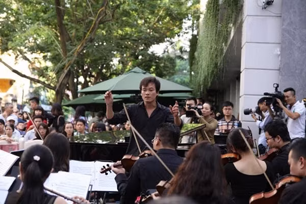 Nhạc trưởng Nguyễn Khắc Thành cùng dàn nhạc trình diễn tiết mục đàn harp.