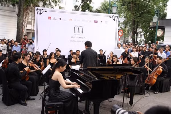 Nghệ sĩ piano Boomi Jang hợp xướng cùng dàn nhạc