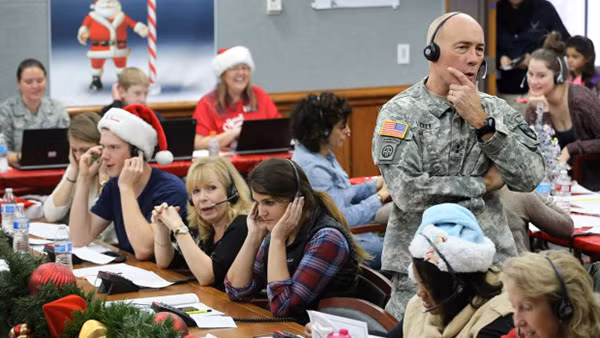 Tham mưu trưởng NORAD, Tướng Charles Luckey cùng các tình nguyện viên trả lời điện thoại về Santa Claus đêm Giáng sinh.