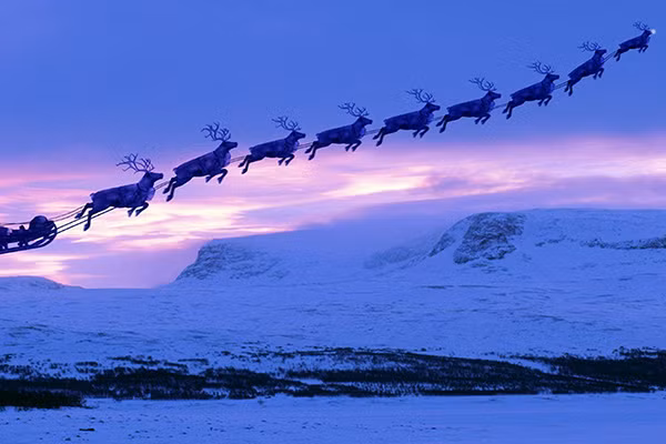 Hình tượng đoàn xe tuần lộc của ông già Noel Santa Claus mang quà đi phát cho các cháu thiếu nhi trong đêm Giáng sinh.