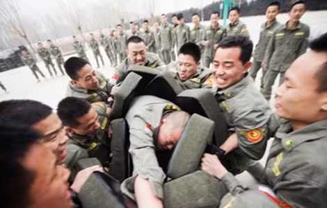 Các học viên đang cố gắng tìm cách thoát khỏi vòng vây và chỉ 2 trong số những người này thành công.