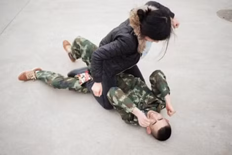 Các học viên nữ học cách đối phó với những kẻ tấn công.