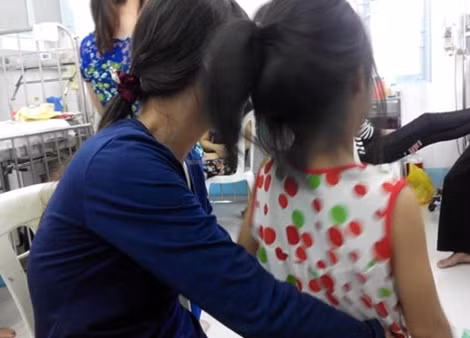 Chị R. không ngờ chồng mình lại dám làm chuyện kinh khủng với hai con như vậy.