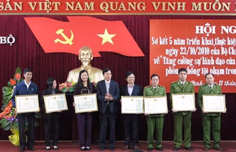 Lãnh đạo Ủy ban nhân dân tỉnh Nam Định trao Bằng khen tặng các cá nhân, tập thể có thành tích xuất sắc.