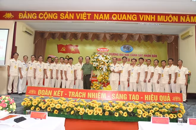 Thứ trưởng Nguyễn Văn Thành chụp hình lưu niệm cùng Ban Chấp hành Đảng bộ Trường ĐH CSND khóa XVI, nhiệm kỳ 2020-2025.