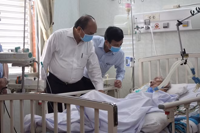 Thủ tướng Nguyễn Xuân Phúc cùng các bác sỹ thăm hỏi sức khoẻ ông Trần Quốc Hương tại Bệnh viện Thống Nhất.