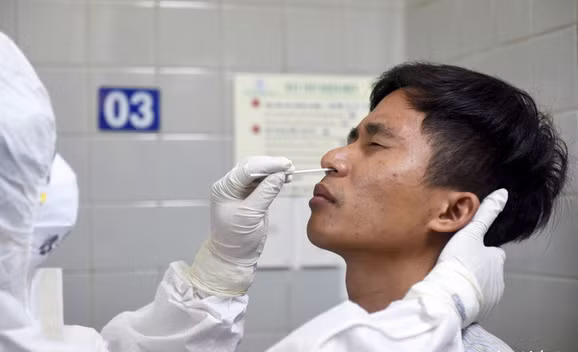Lấy dịch ngoáy mũi họng làm bệnh phẩm xét nghiệm cho bệnh nhân nghi nhiễm