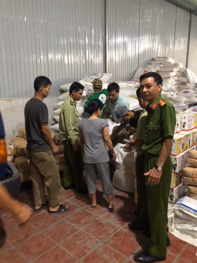 Những hình ảnh ghi nhận tại buổi kiểm tra đột xuất tại cơ sở Công ty TNHH một thành viên BTFOOD phát hiện trên 10 tấn đường nghi nhập lậu, không xuất xứ nguồn gốc hoá đơn.