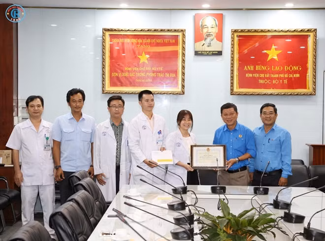 Đội phản ứng nhanh của Bệnh viện Chợ Rẫy đón nhận Bằng khen và phần thưởng nóng từ Liên đoàn lao động TP Hồ Chí Minh.
