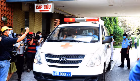 Điều xe cấp cứu với đầy đủ dụng cụ chuyên dụng tới tận nơi có tin báo bệnh nhân nghi nhiễm