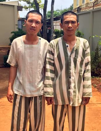 "Đôi bạn trộm cướp" Việt Anh và Bình tại cơ quan Công an.