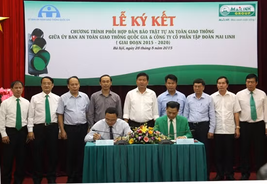 Phó Chủ tịch chuyên trách UBATGTQG Khuất Việt Hùng và Chủ tịch HĐQT Mai Linh Hồ Huy ký Chương trình phối hợp bảo đảm trật tự an toàn giao thông giai đoạn 2015 - 2020. Ảnh: mt.gov.vn