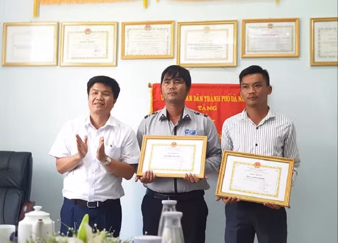 Giám đốc Sở Du lịch đã biểu dương và thưởng nóng hai nhân viên trật tự của Ban quản lý Bán đảo Sơn Trà và các bãi biển du lịch vì có hành động đẹp đối trả lại tài sản cho du khách bị đánh rơi.