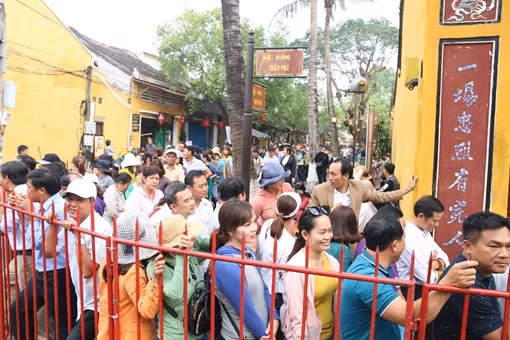 Hàng nghìn thương nhân và du khách xếp hàng xin lộc chùa Ông ngày Tết Nguyên Tiêu 
