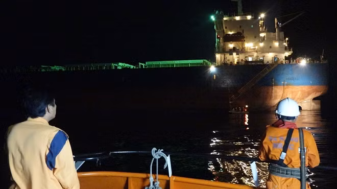 Lúc 00h54 ngày 13-6, thuyền viên Alcarez đã được lực lượng tìm kiếm cứu nạn hàng hải đưa về Đà Nẵng an toàn.