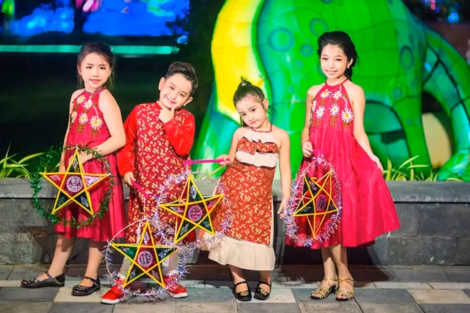 Trẻ em Đà Nẵng xúng xính áo đẹp đón ngày hội Trung thu.