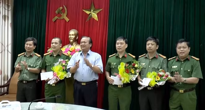 Lãnh đạo quận Hải Châu khen thưởng cho các cá nhân và Đội An ninh Công an quận Hải Châu, các lực lượng Công an quận Hải Châu.