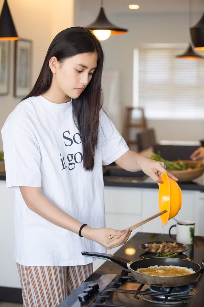 Những hình ảnh hạnh phúc cùng mẹ thể hiện tài “nữ công gia chánh” của hoa hậu Tiểu Vy.