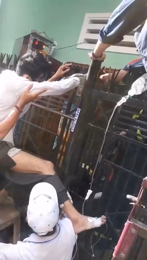 Trong lúc tìm cách trèo vào nhà vì quên chià khóa, anh V. bị trượt chân khiến bàn tay bị chông sắt nhọn của hàng rào đâm xuyên qua mắc kẹt, kêu cứu.