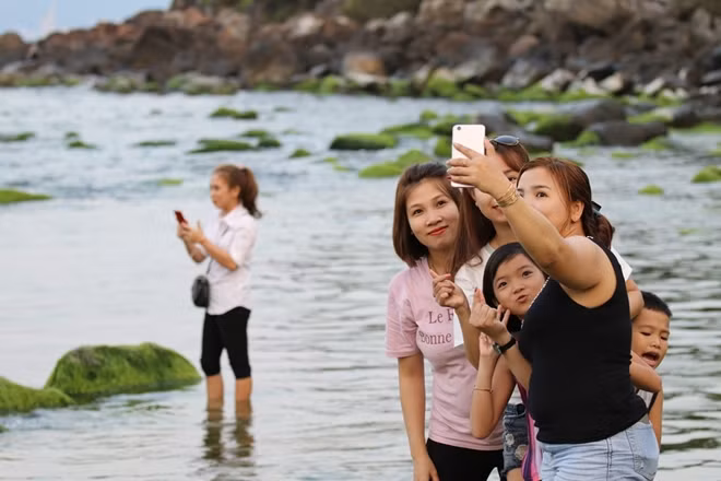 Du khách thập phương tìm đến làng chài cổ Nam Ô để thưởng lãm và ghi lại những khoảnh khắc đẹp của mình trong những ngày Tết nguyên đán.