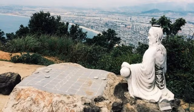 Đỉnh Bàn Cờ nơi hai nhân viên trật tự du lịch trong lúc làm nhiệm vụ đã nhặt được tài sản trị giá 45 triệu đồng của du khách người Hà Nội bị đánh rơi.