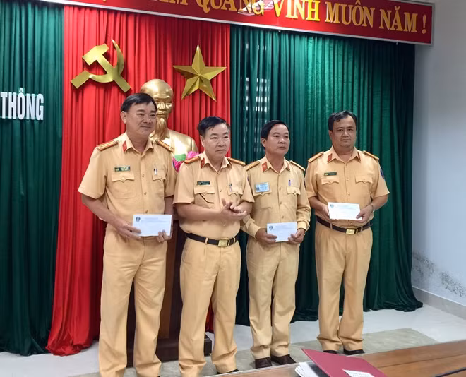 Đại tá Phan Ngọc Truyền - Trưởng phòng CSGT Công an TP Đà Nẵng tuyên dương, khen thưởng đột xuất cho các tổ TTKS thuộc Trạm CSGT cửa ô Hòa Hải, Hòa Phước và Đội Tuần tra dẫn đoàn vì đã có thành tích xuất sắc trong công tác phòng ngừa, đấu tranh với các hành vi vi phạm pháp luật trên các tuyến giao thông.
