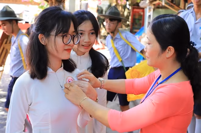 Du khách thập phương xúc động khi được tặng bồng hồng cài áo khi tham gia Lễ hội Vu Lan báo hiếu.