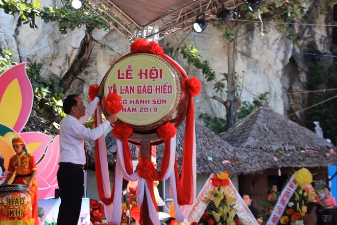 Đánh trống khai mạc lễ hội Vụ Lan báo hiếu năm 2019.