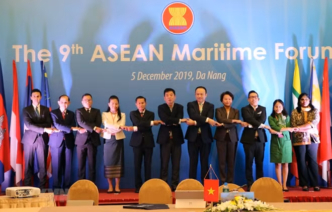 Các đại biểu đến từ các quốc gia ASEAN đã trao đổi, thảo luận các vấn đề về đảm bảo hòa bình, an ninh, an toàn hàng hải; thực hiện Công ước Liên Hiệp Quốc về Luật Biển (UNCLOS) 1982, tìm kiếm cứu nạn; tăng cường kết nối, bảo vệ môi trường biển và thúc đẩy du lịch biển. (Ảnh: Nguyễn Sơn TTXVN).