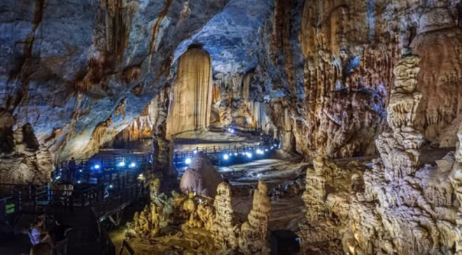 Động Thiên Đường thuộc vườn quốc gia (VQG) Phong Nha - Kẻ Bàng đã được Hội đồng Kỷ lục châu Á trao bằng xác lập kỷ lục “Hang động có hệ thống thạch nhũ, măng đá độc đáo và tráng lệ nhất châu Á”.